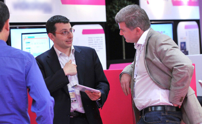 Alain (center) demonstrating DEEP at MIP