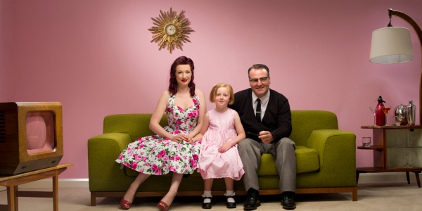 Vintage-family-sitting-in-front-of-TV-600x300.jpeg