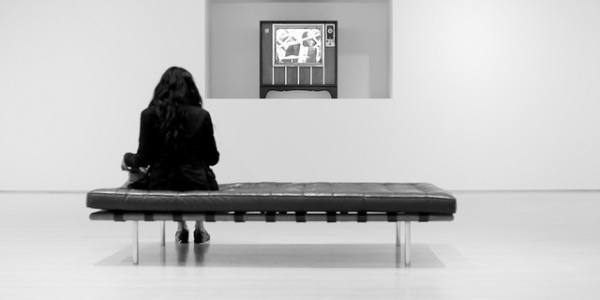 girl-watchin-tv-in-museum-600x300.jpg